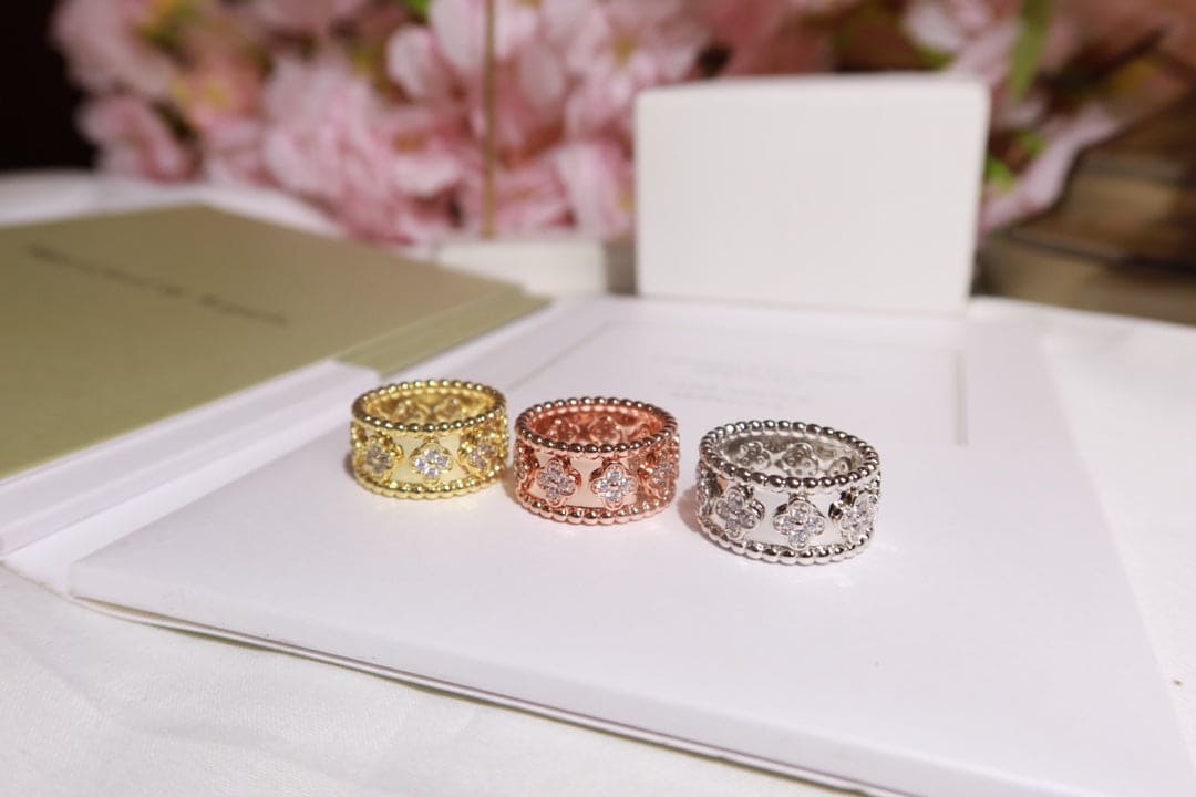 18K Perl̩e Clovers Ring