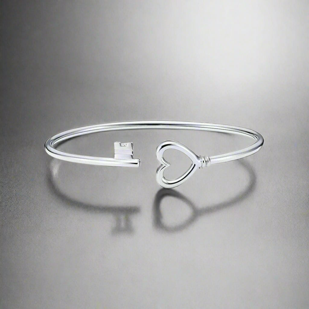 18K T Heart Key Wire Bracelet