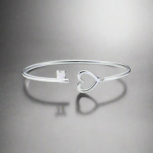 18K T Heart Key Wire Bracelet